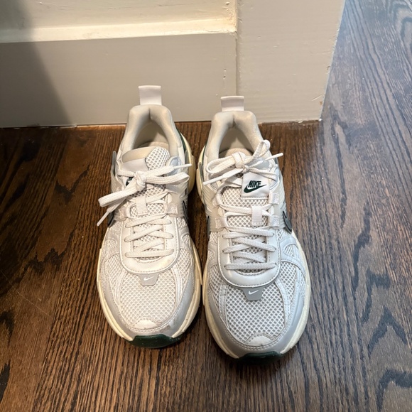 Nike tennis shoes - Picture 2 of 3